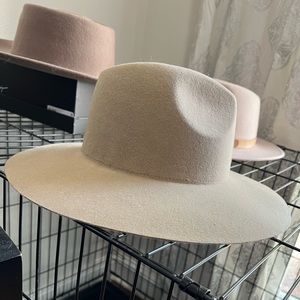 Gigi Pip Emma hat beige M/L NWT